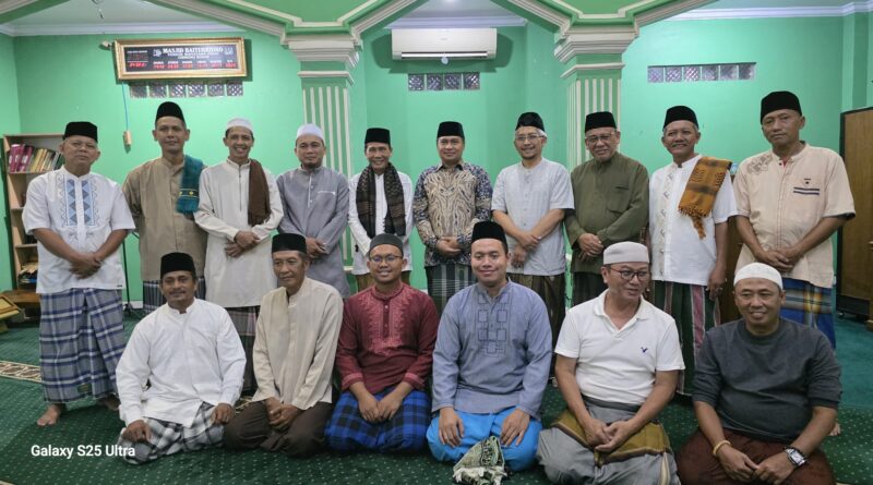 Lurah Pondok Rajeg pererat silaturahmi dengan warga melalui Sholat Tarawih Berjamaah di Masjid Baiturridho RW 10 Perum Widyatama Indah.