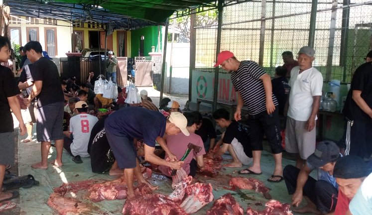 Idul Adha 1447 H, Warga RT 01/02 RW 08 Kelurahan Pondok Rajeg Gelar Penyembelihan Hewan Kurban
